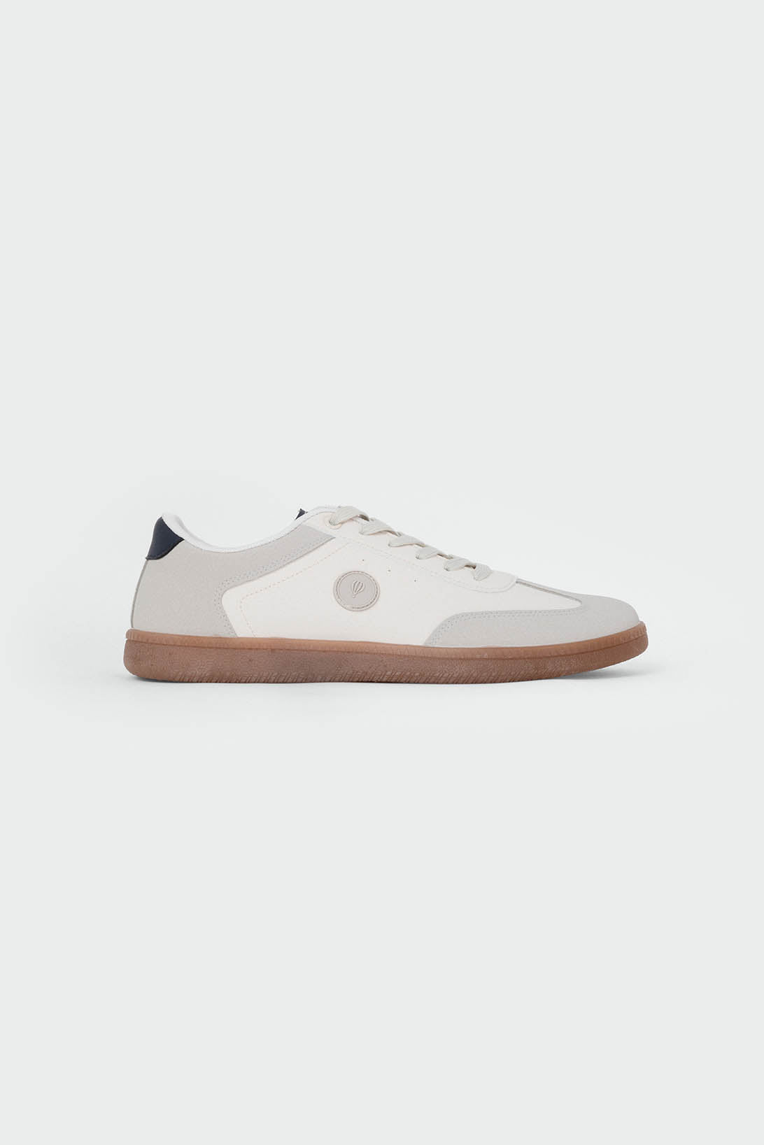 Zapatillas blancas de hombre con detalles a contraste y suela de goma