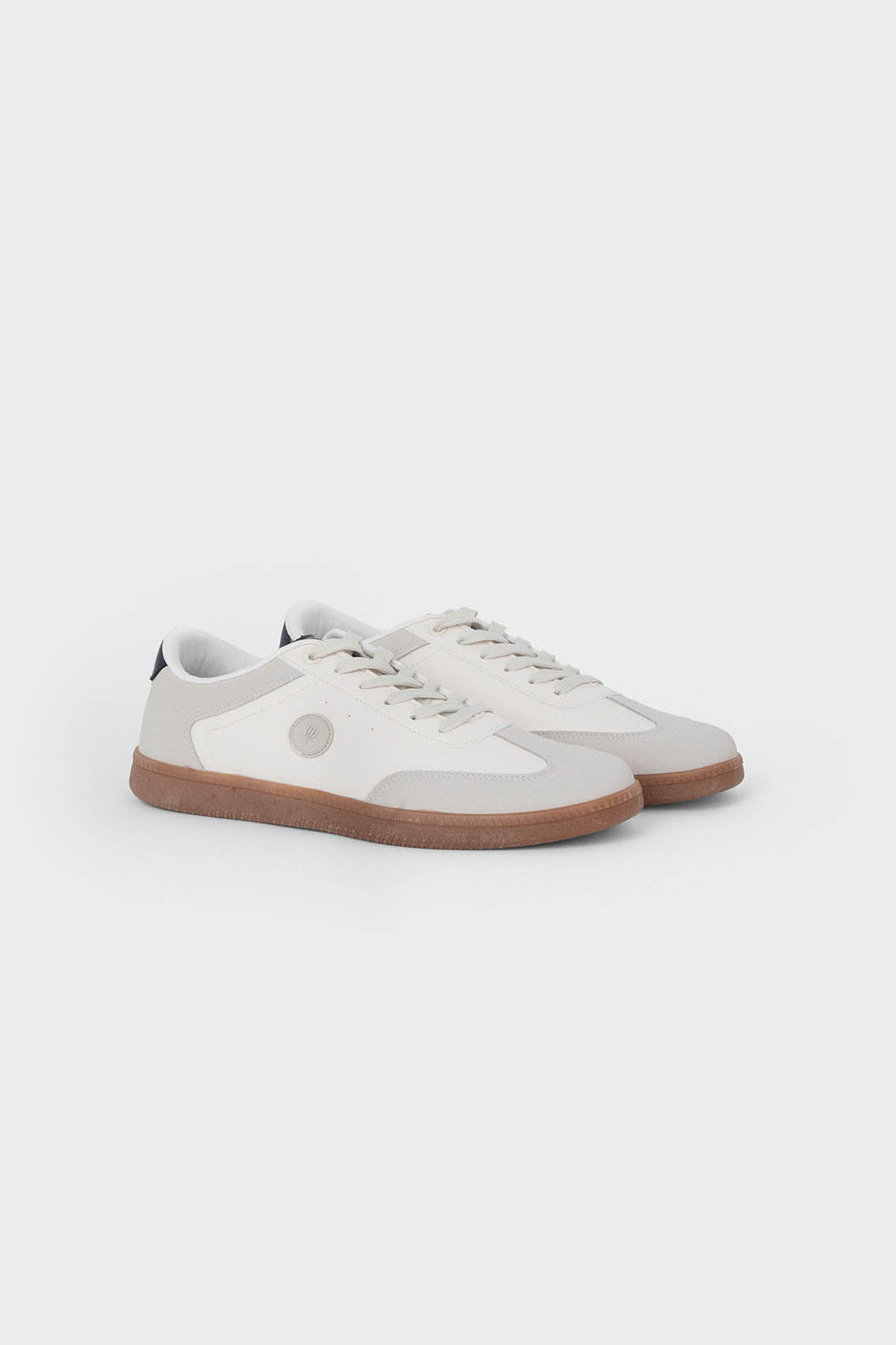 Zapatillas blancas de hombre con detalles a contraste y suela de goma