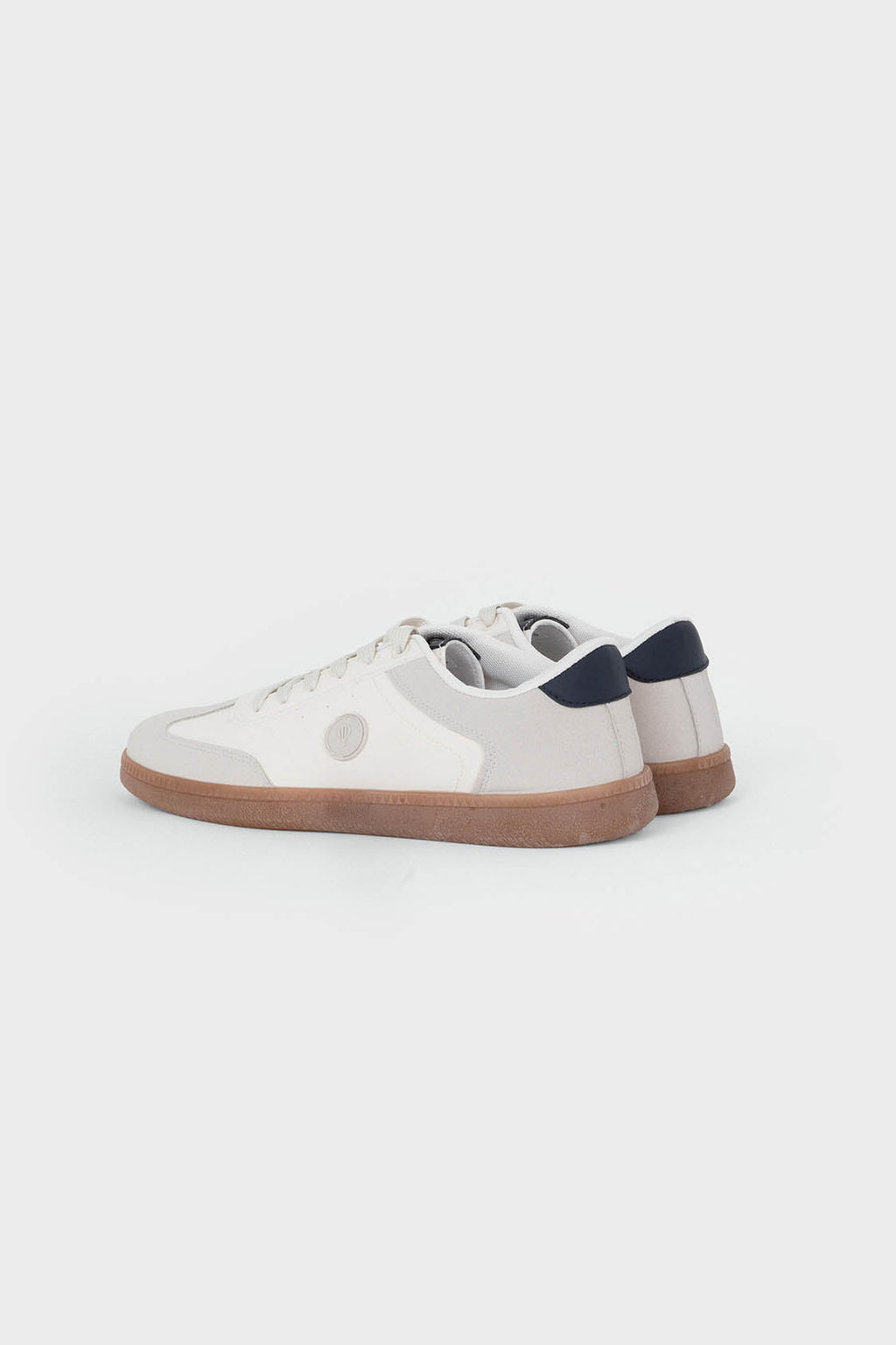 Zapatillas blancas de hombre con detalles a contraste y suela de goma