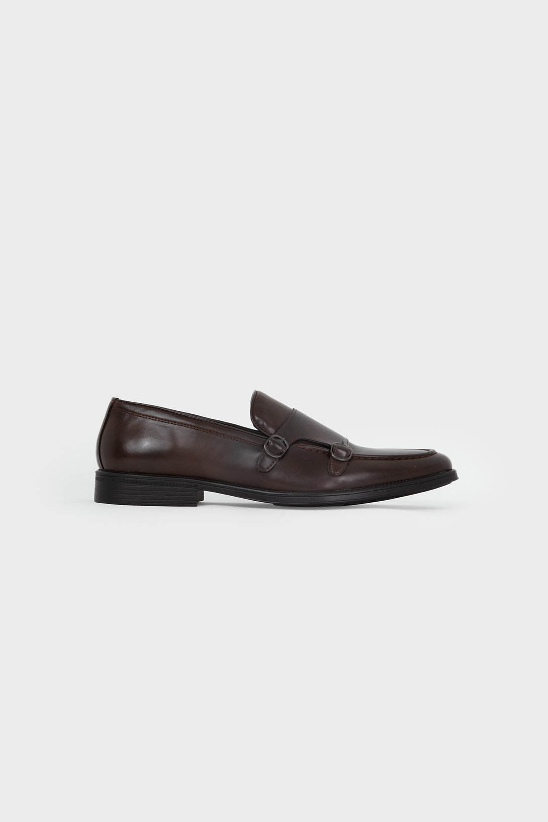 Zapatos de vestir marrones con hebilla