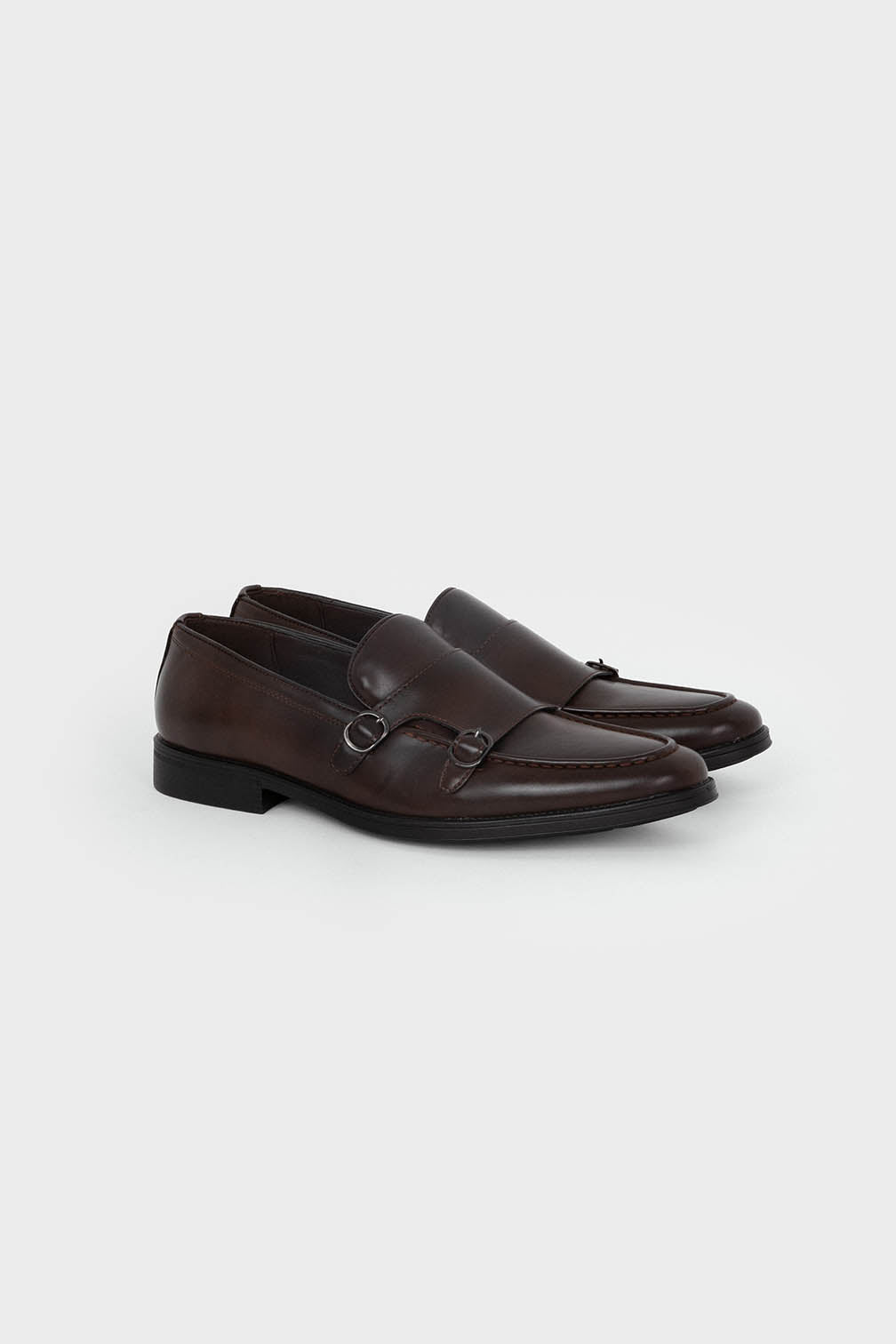Zapatos de vestir marrones con hebilla