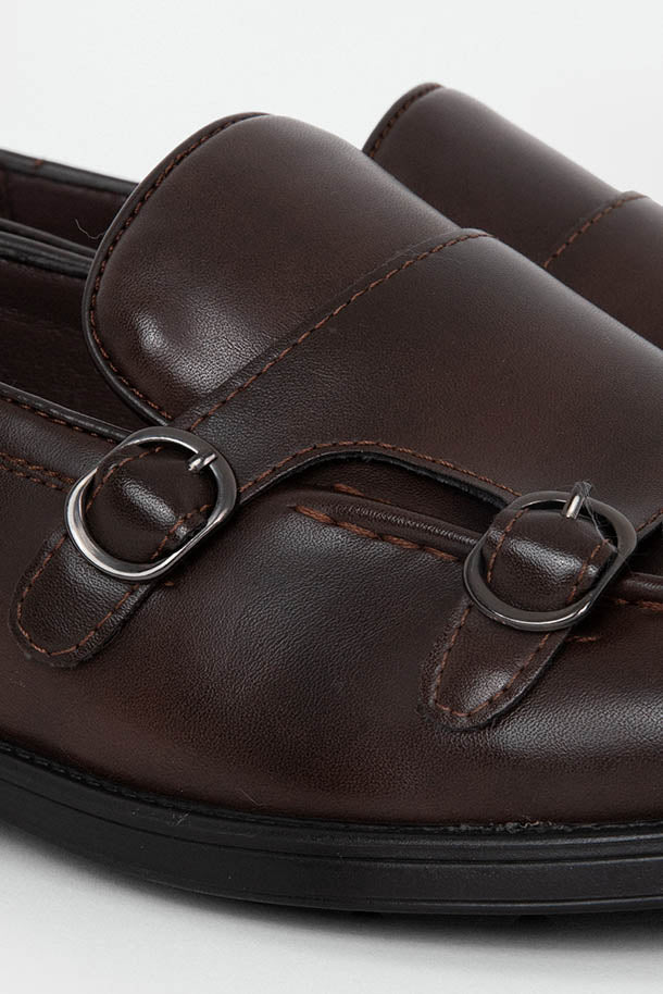 Zapatos de vestir marrones con hebilla