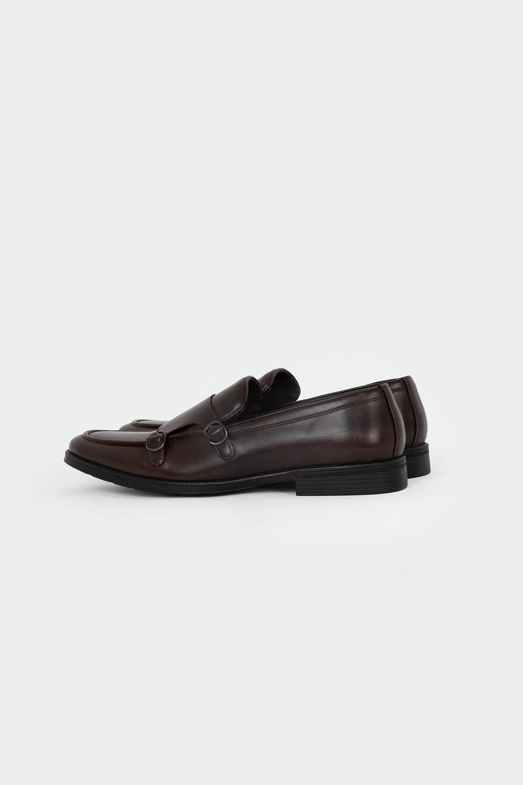 Zapatos de vestir marrones con hebilla