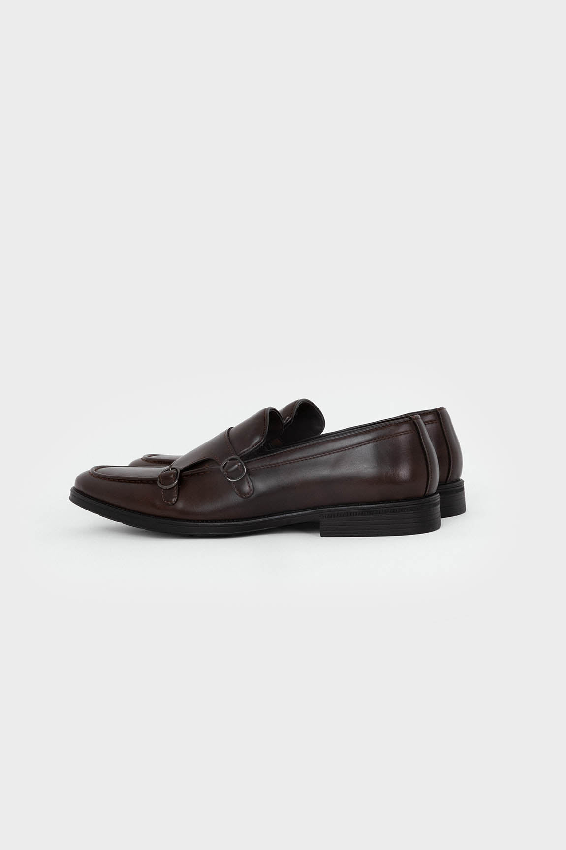 Zapatos de vestir marrones con hebilla