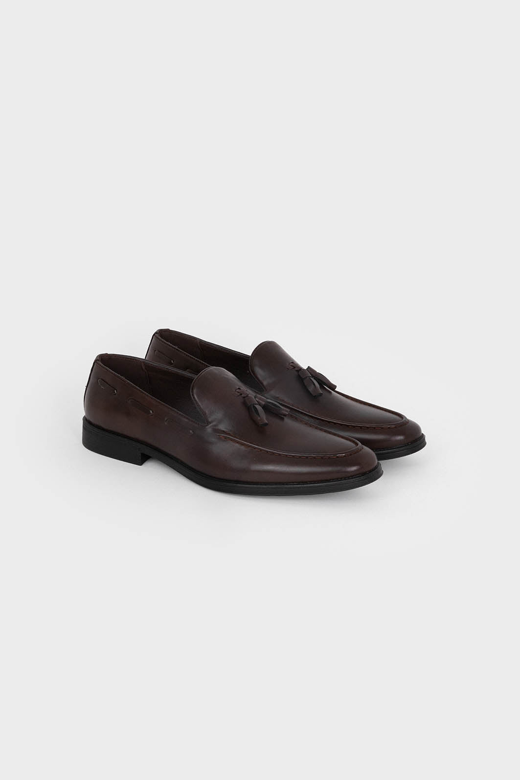 Mocasines marrones de hombre con borla y punta redonda