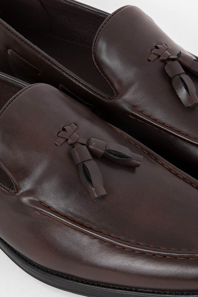 Mocasines marrones de hombre con borla y punta redonda