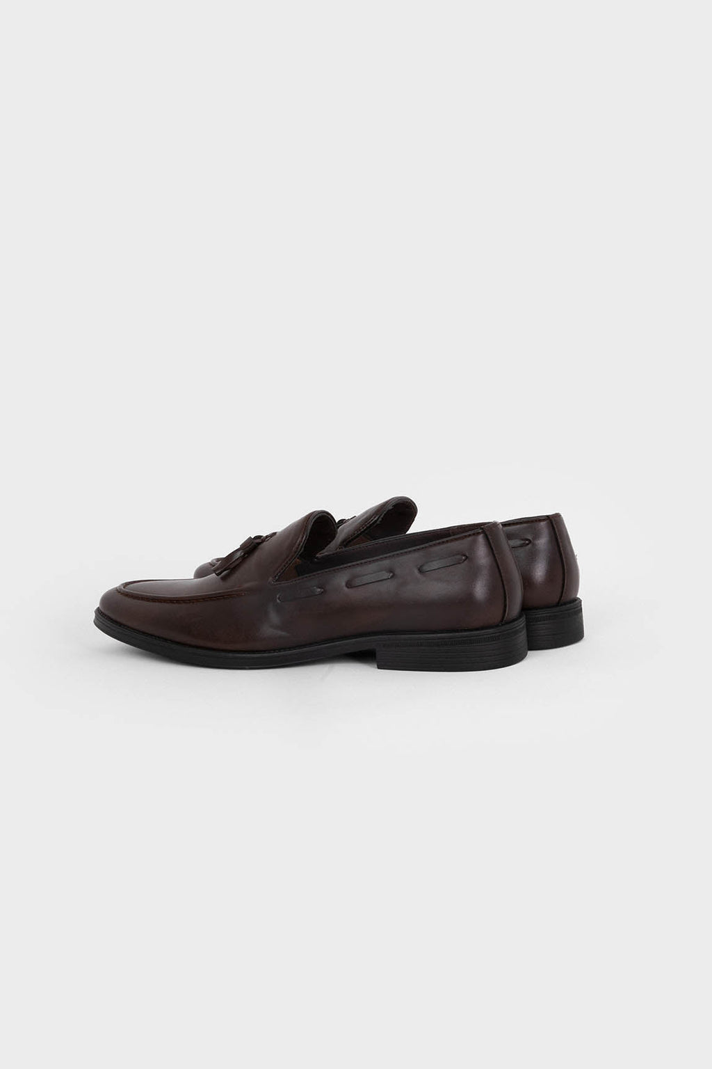 Mocasines marrones de hombre con borla y punta redonda
