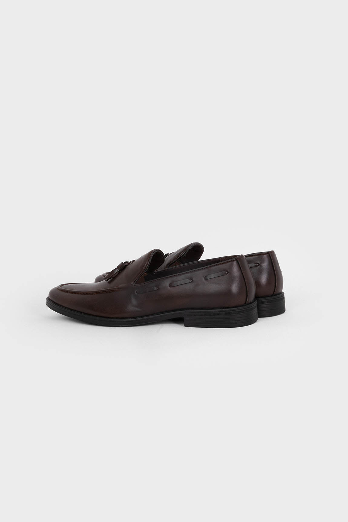 Mocasines marrones de hombre con borla y punta redonda