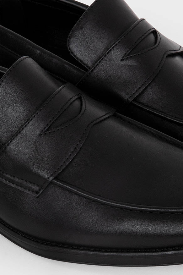 Mocasines negros de hombre con antifaz y puntera redonda
