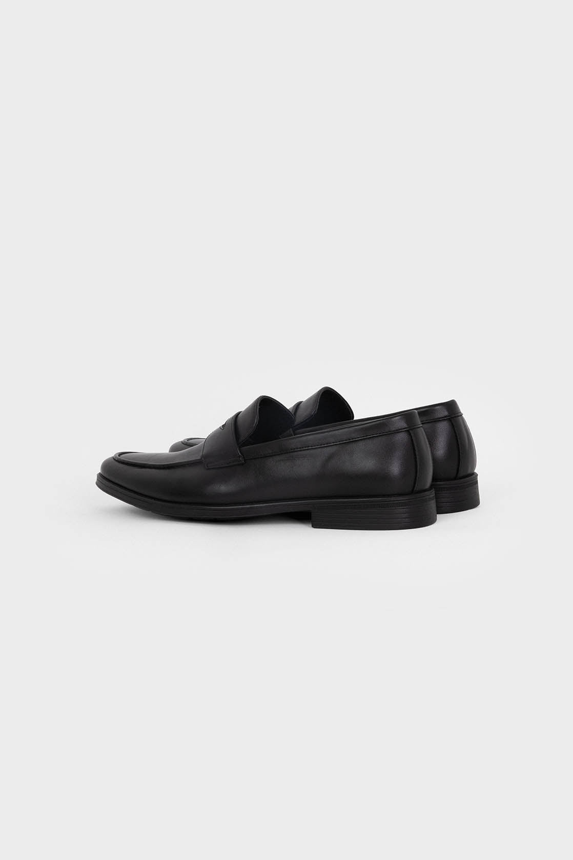 Mocasines negros de hombre con antifaz y puntera redonda