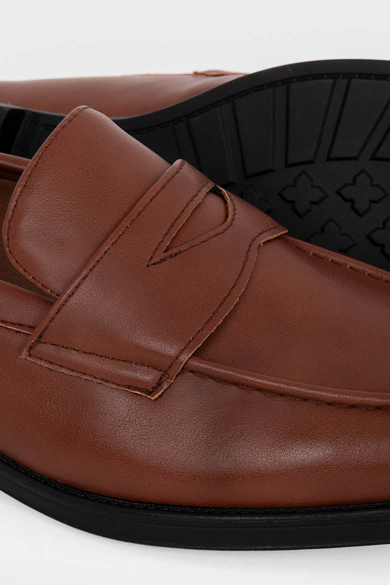 Mocasines marrones de hombre con antifaz y puntera redonda