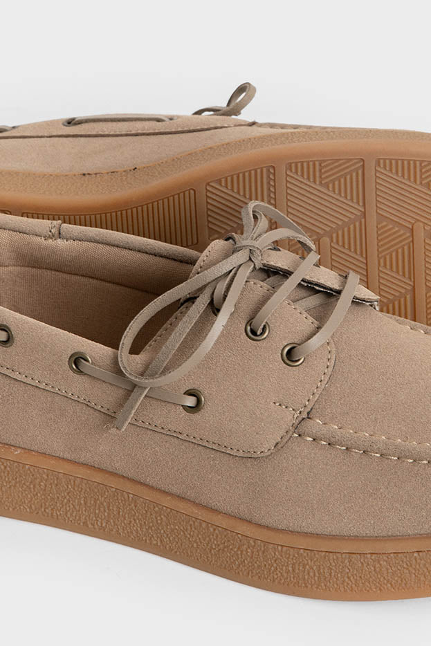 Zapatos náuticos beige de hombre con suela a contraste