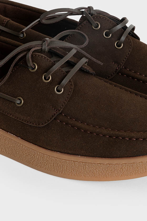 Zapatos náuticos marrón oscuro de hombre con suela a contraste