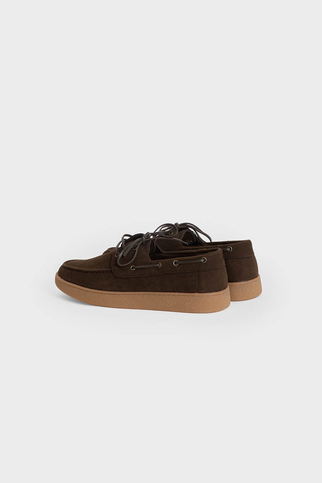Zapatos náuticos marrón oscuro de hombre con suela a contraste