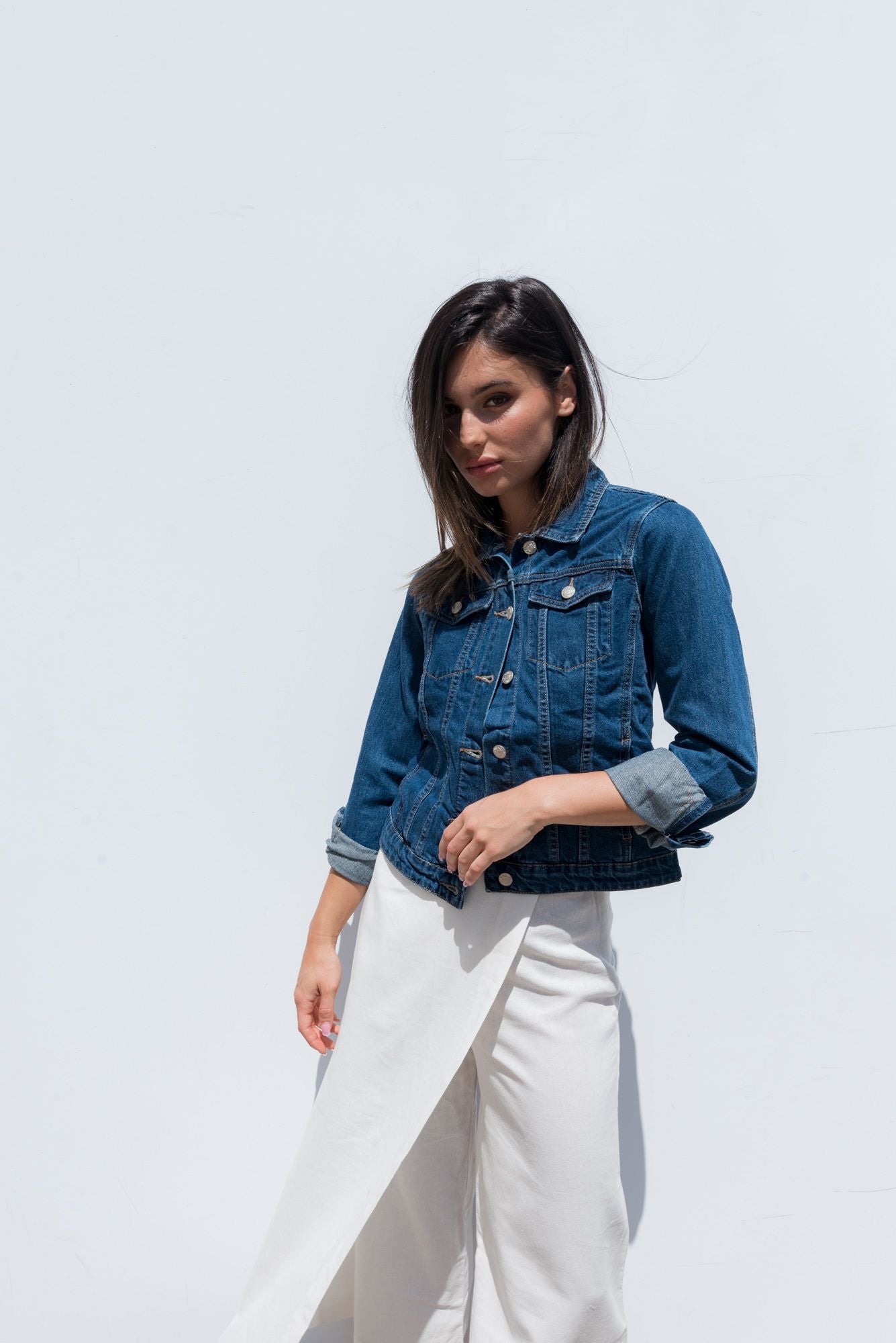 Cazadora vaquera o denim de mujer, color azul clásico, con botones metálicos y bolsillos en el pecho.