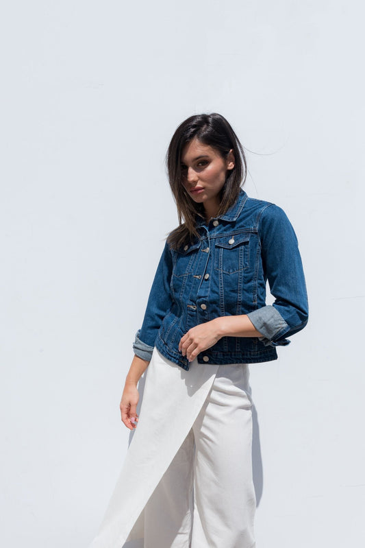 Cazadora vaquera o denim de mujer, color azul clásico, con botones metálicos y bolsillos en el pecho.