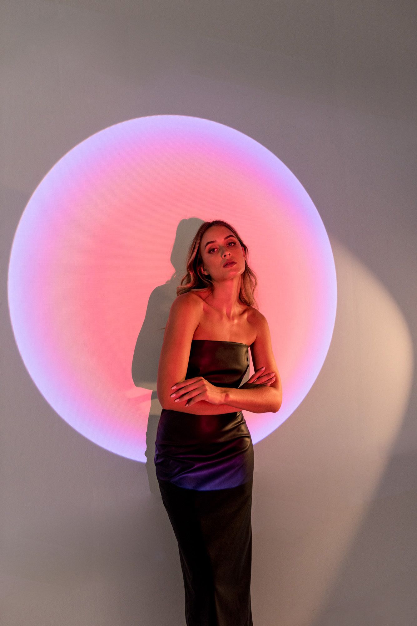 Vestido midi ajustado de manga larga en tejido negro efecto piel.