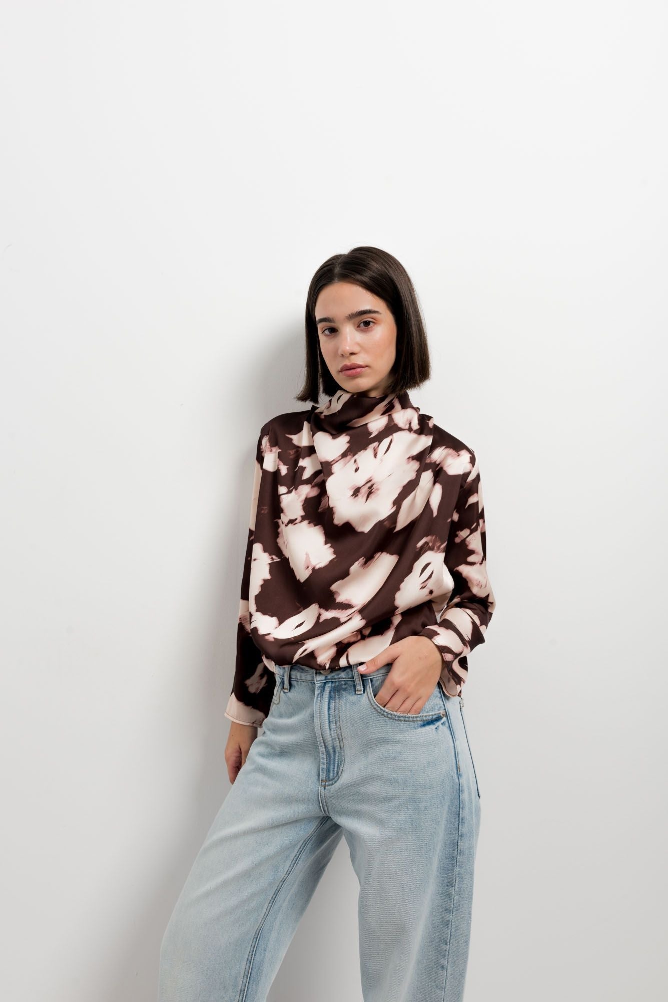 Camisa satinada marrón diseño exclusivo España