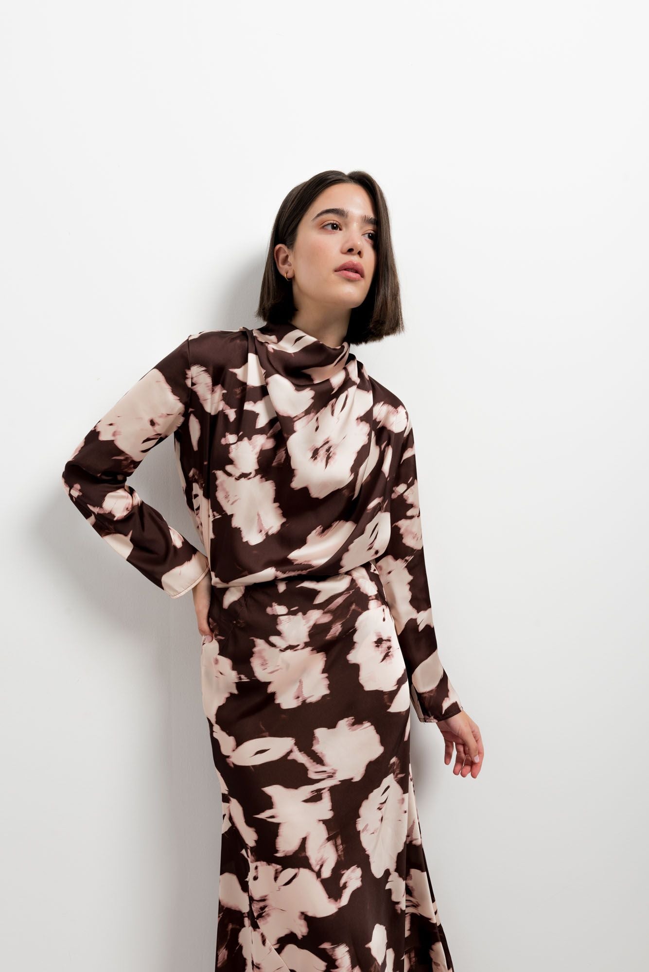 Falda larga con estampado marrón diseño español