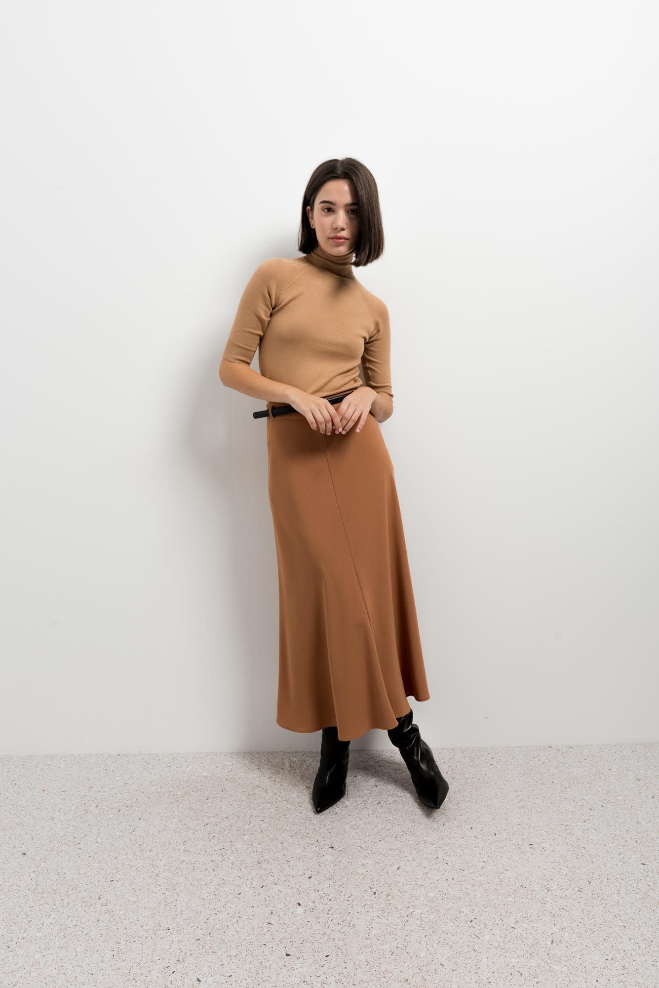 Falda midi con cinturón coordinado de tiro alto diseño español