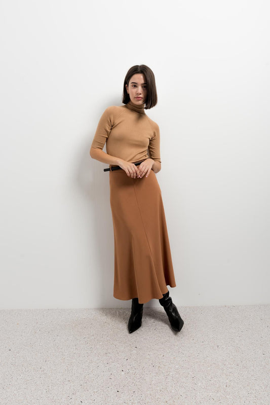 Falda midi con cinturón coordinado de tiro alto diseño español