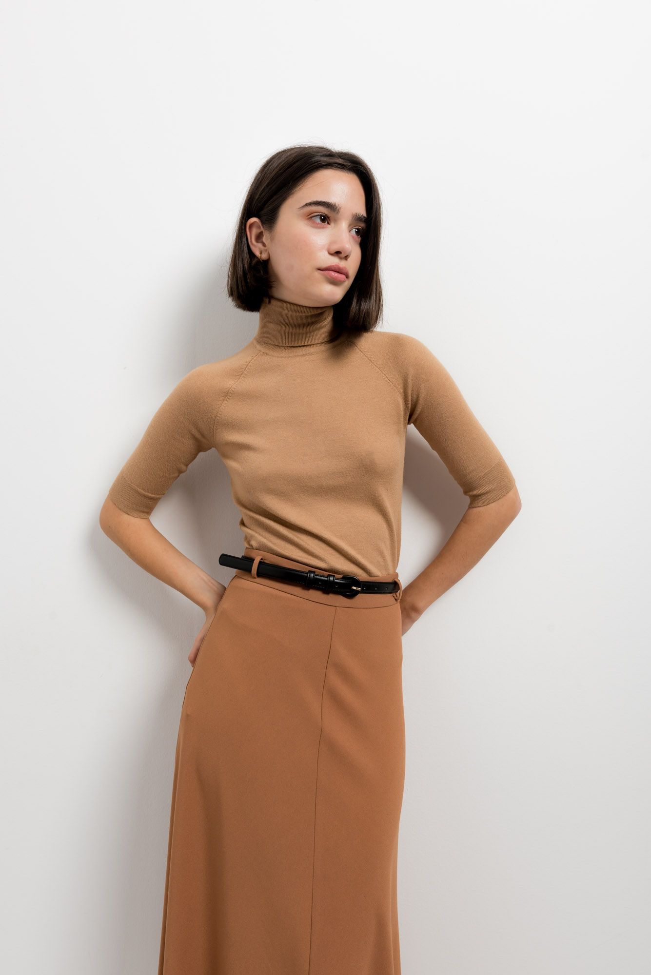 Falda midi con cinturón coordinado de tiro alto diseño español