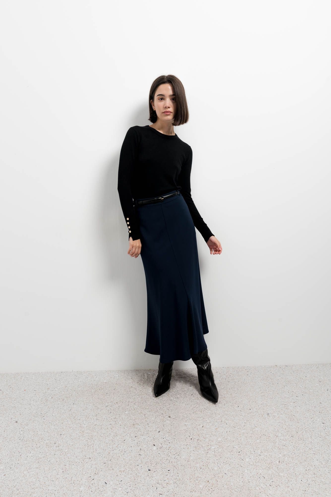 Falda midi con cinturón coordinado de tiro alto diseño español