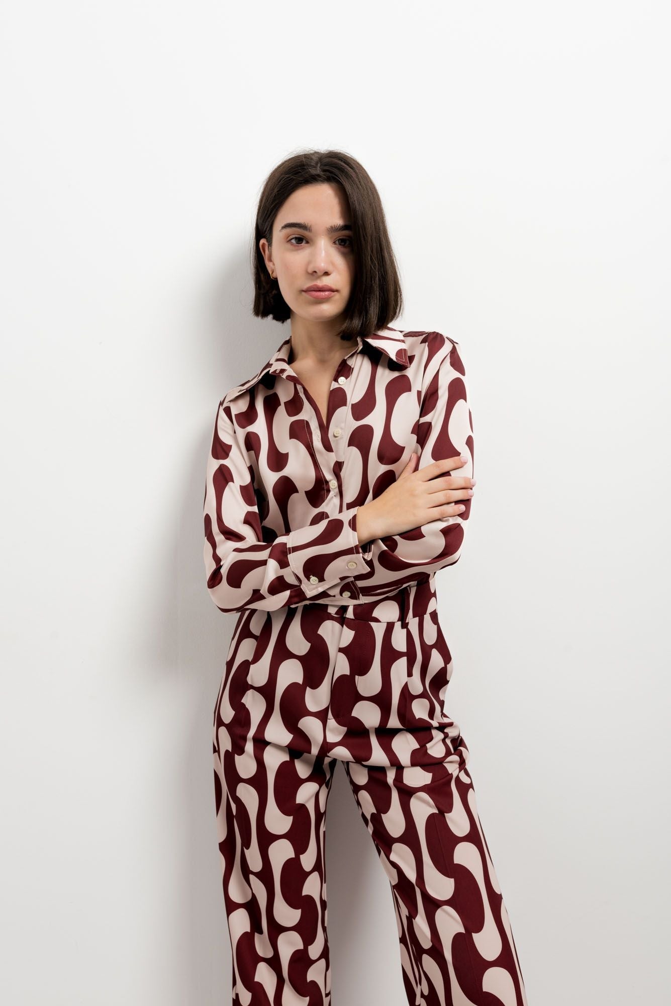 Camisa satinada de mujer en color liso con acabado brillante diseño español