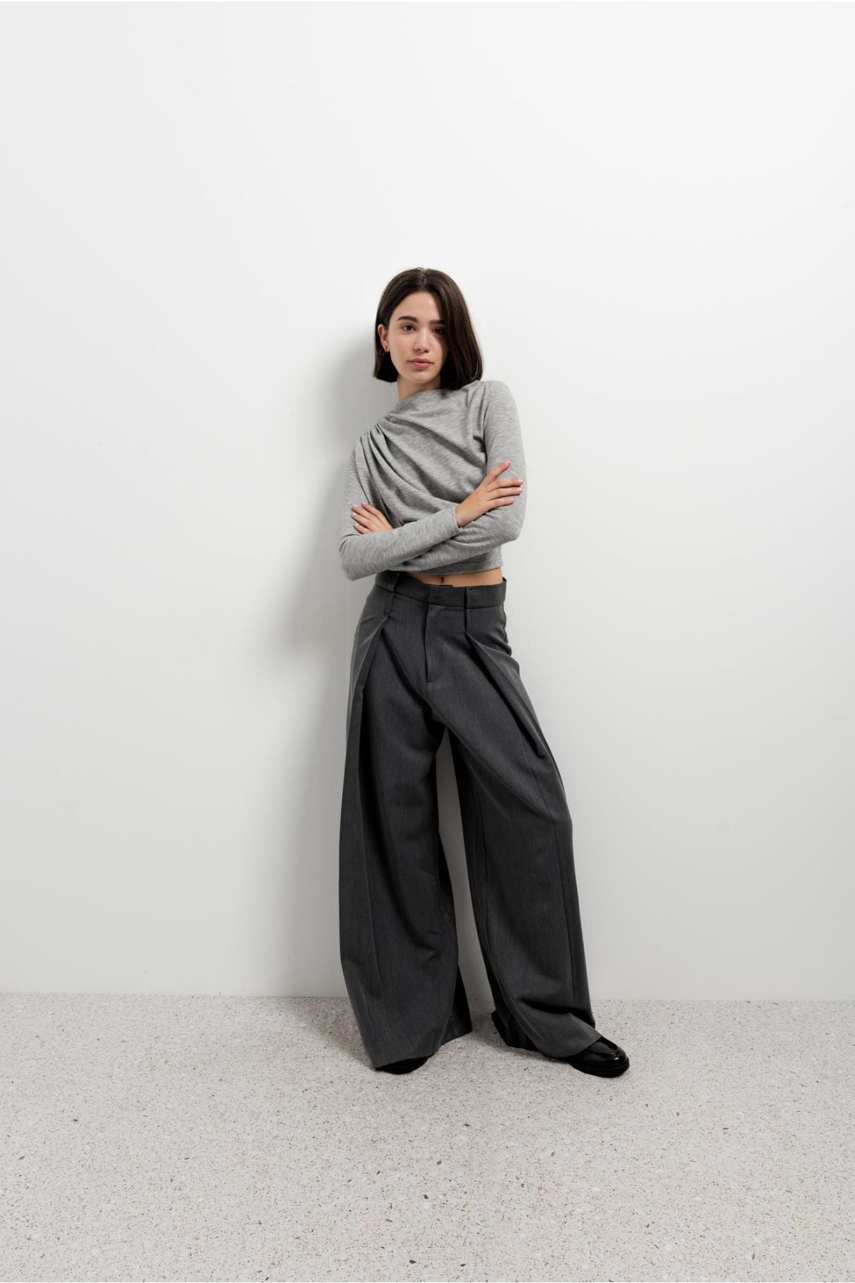 Pantalón sastrero de pinzas en color gris marengo con corte recto formal