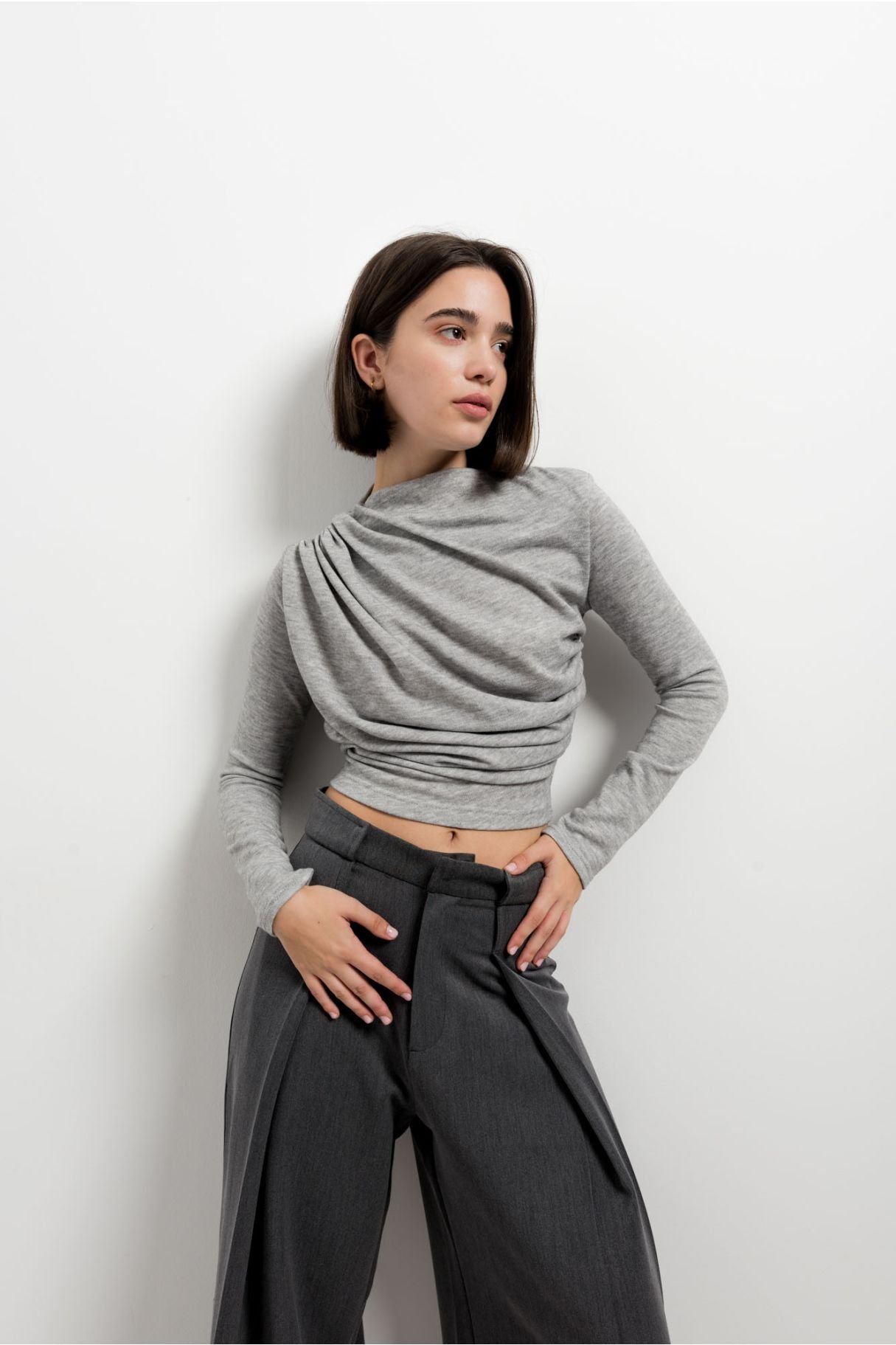 Pantalón sastrero de pinzas en color gris marengo con corte recto formal
