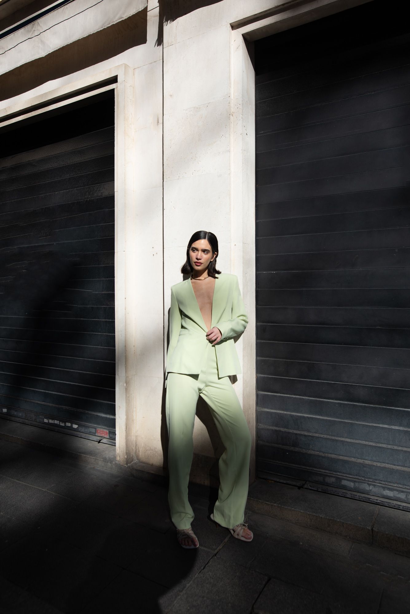 Pantalón recto fluido color verde vibrante mujer