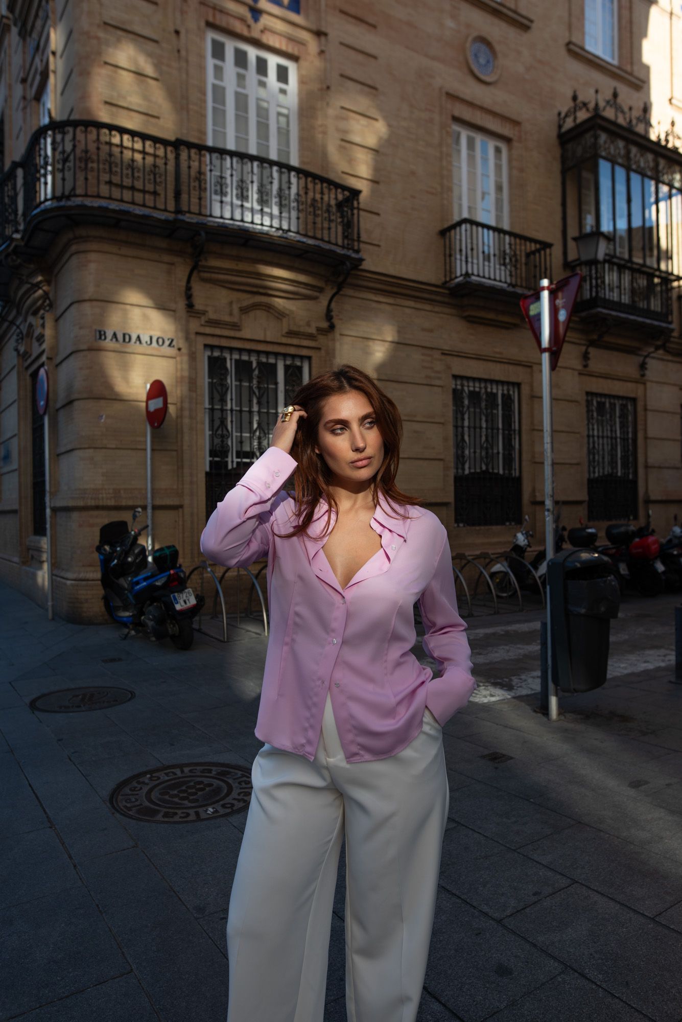 Camisa entallada morada con pinzas para definir silueta