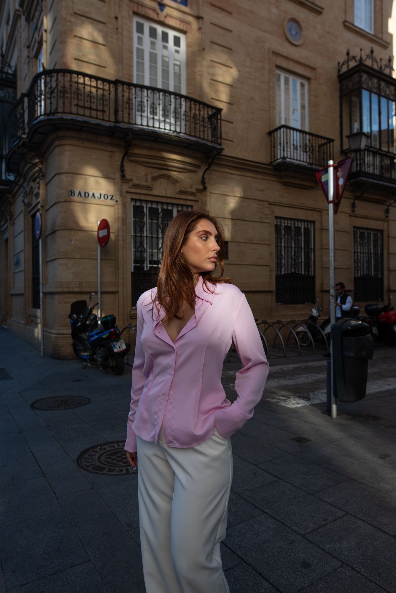 Camisa entallada morada con pinzas para definir silueta
