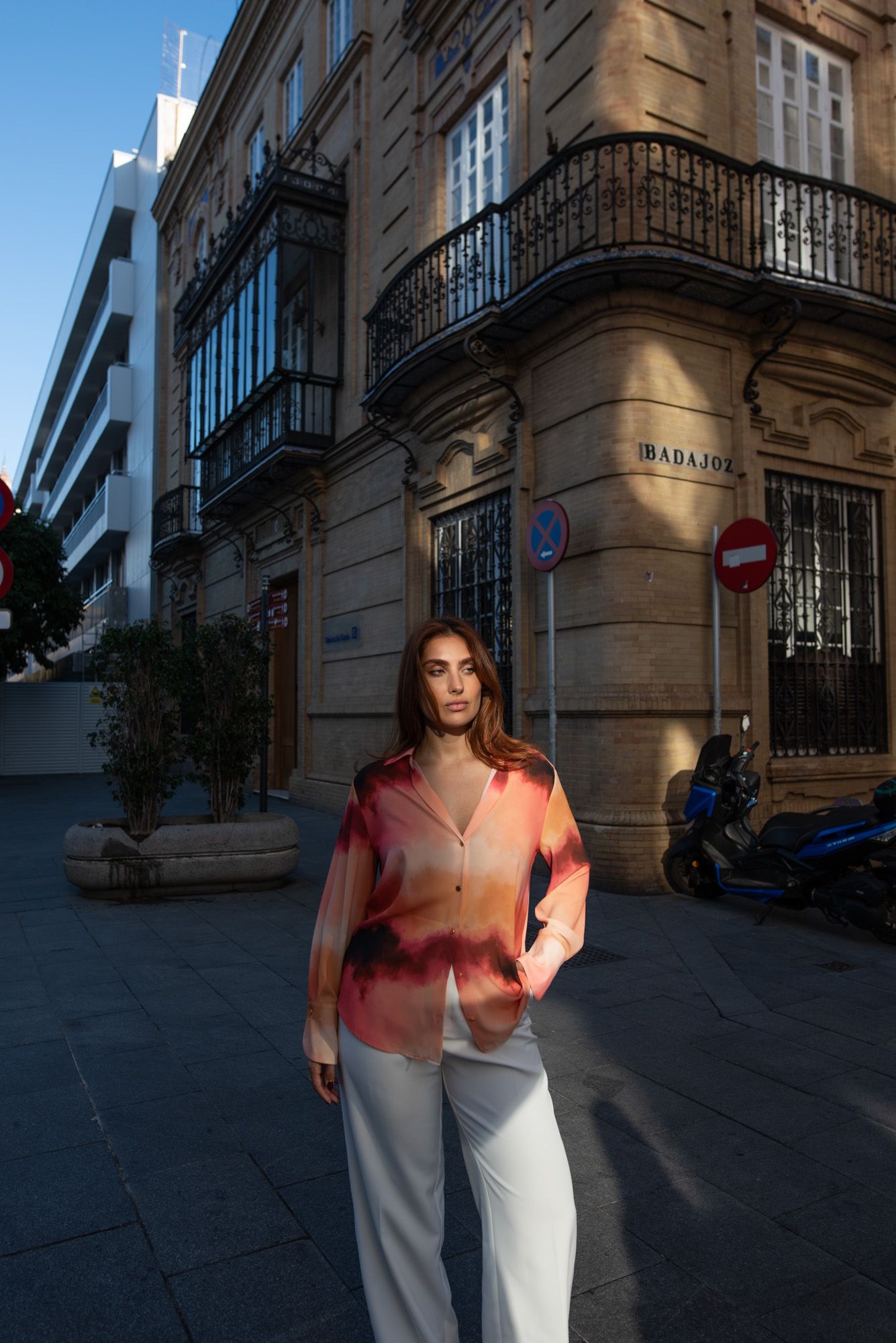 Camisa satinada estampada coral acabado brillante