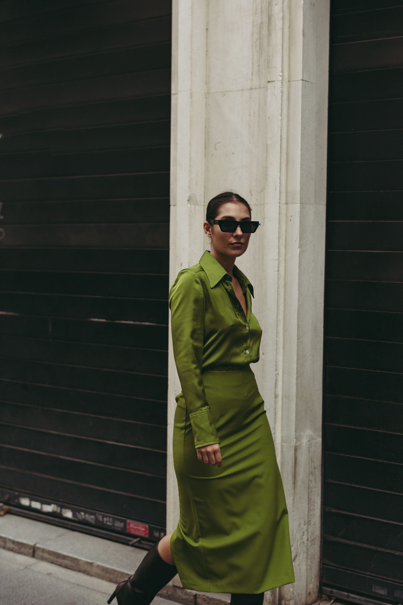 Falda midi ajustada color verde con una abertura lateral pronunciada.