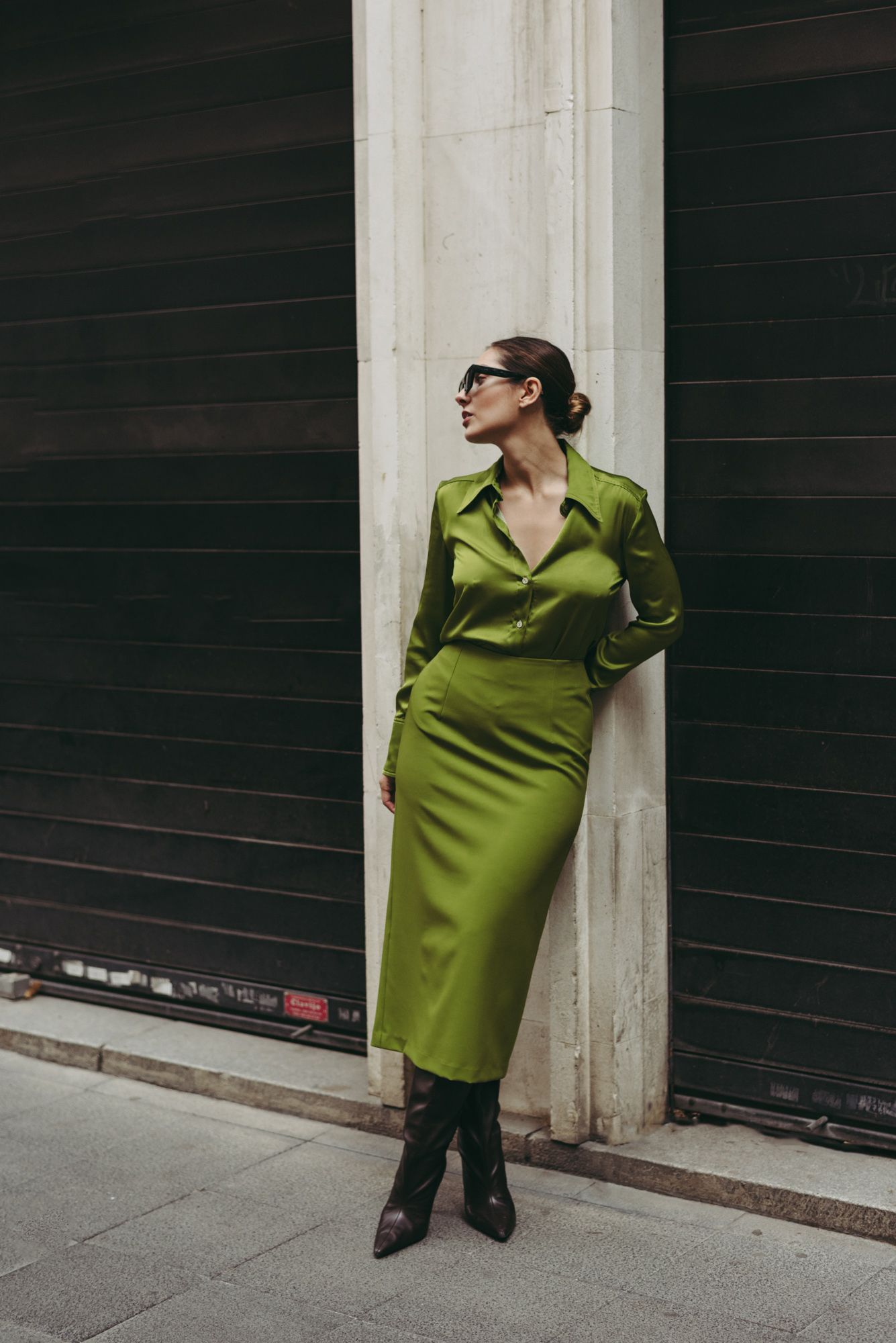 Falda midi ajustada color verde con una abertura lateral pronunciada.