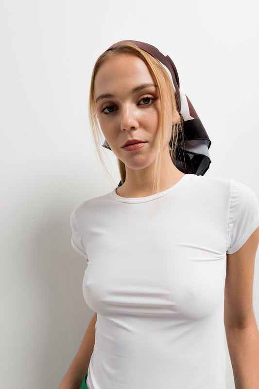 Pañuelo cuadrado de tela con estampado colorido (especificar si es abstracto, floral, etc.).