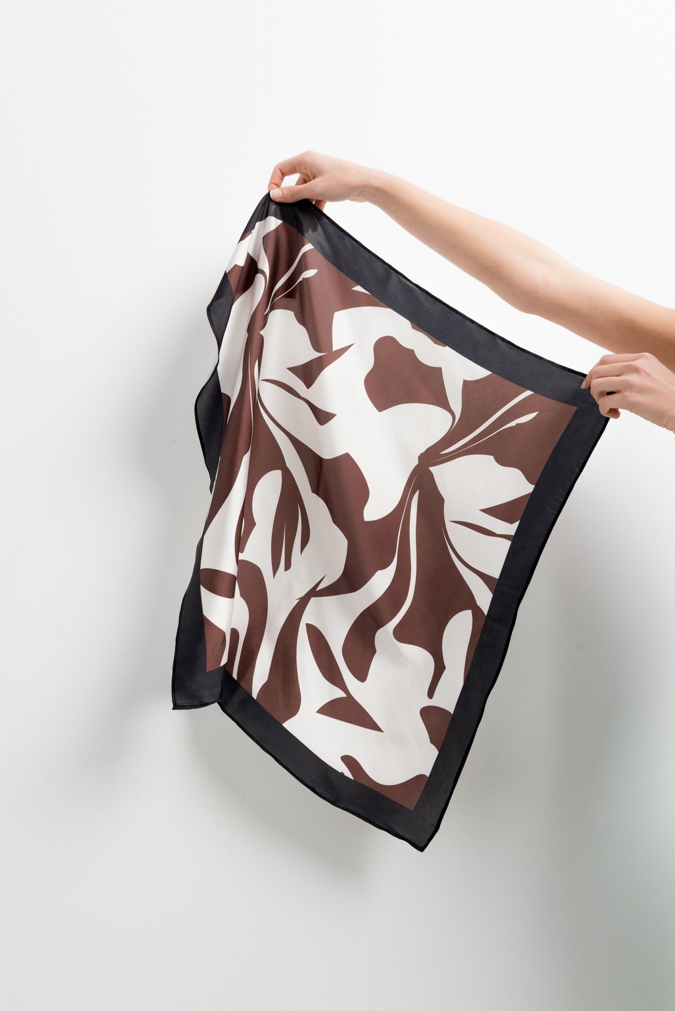Pañuelo estampado artístico tonos marrones seda