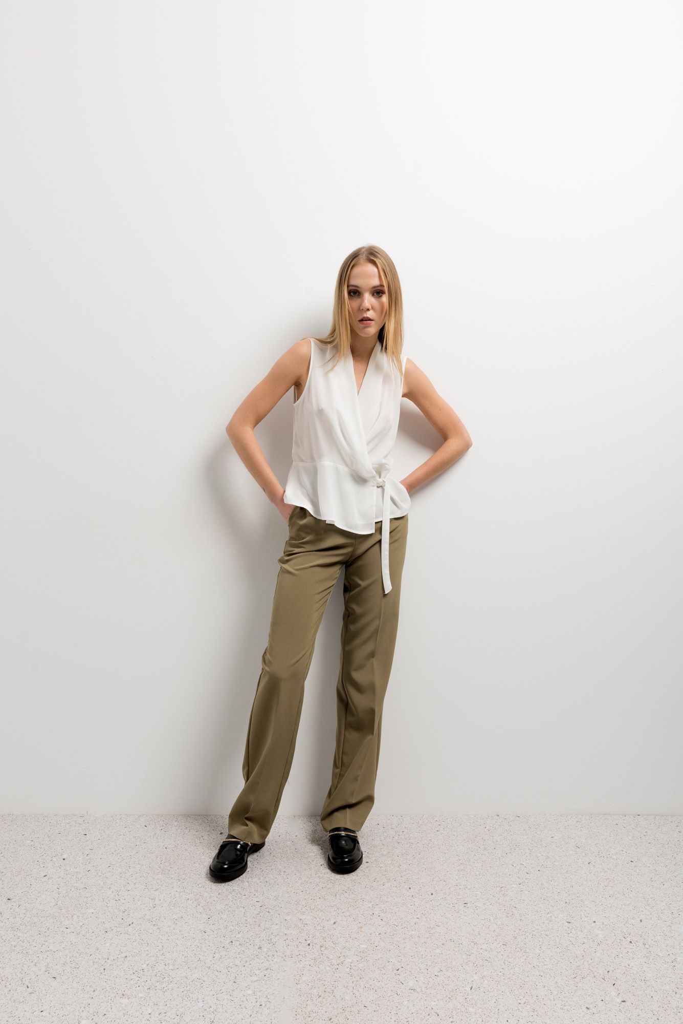 Pantalón recto verde para mujer con tejido elástico diseño español