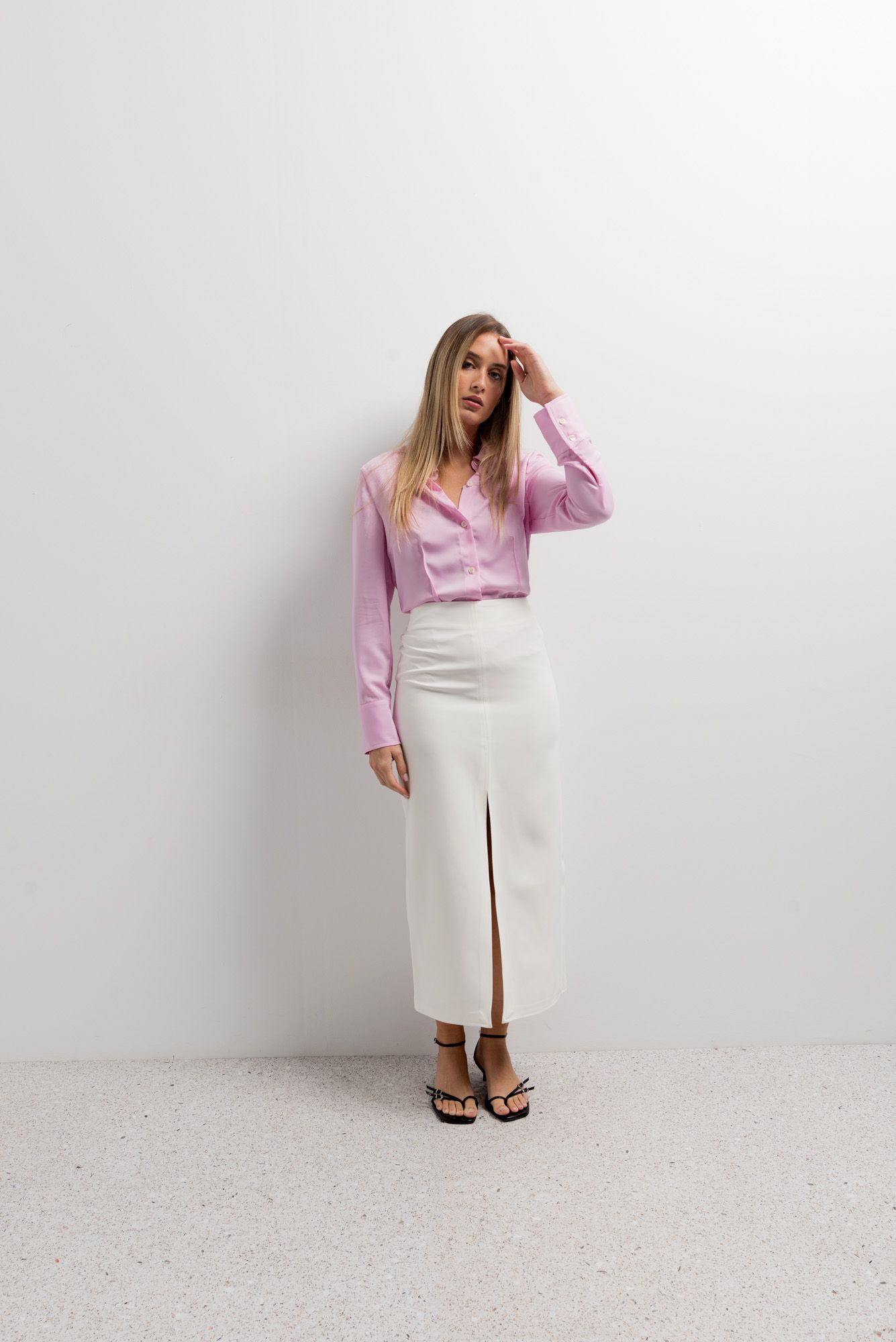 Camisa entallada morada con pinzas para definir silueta