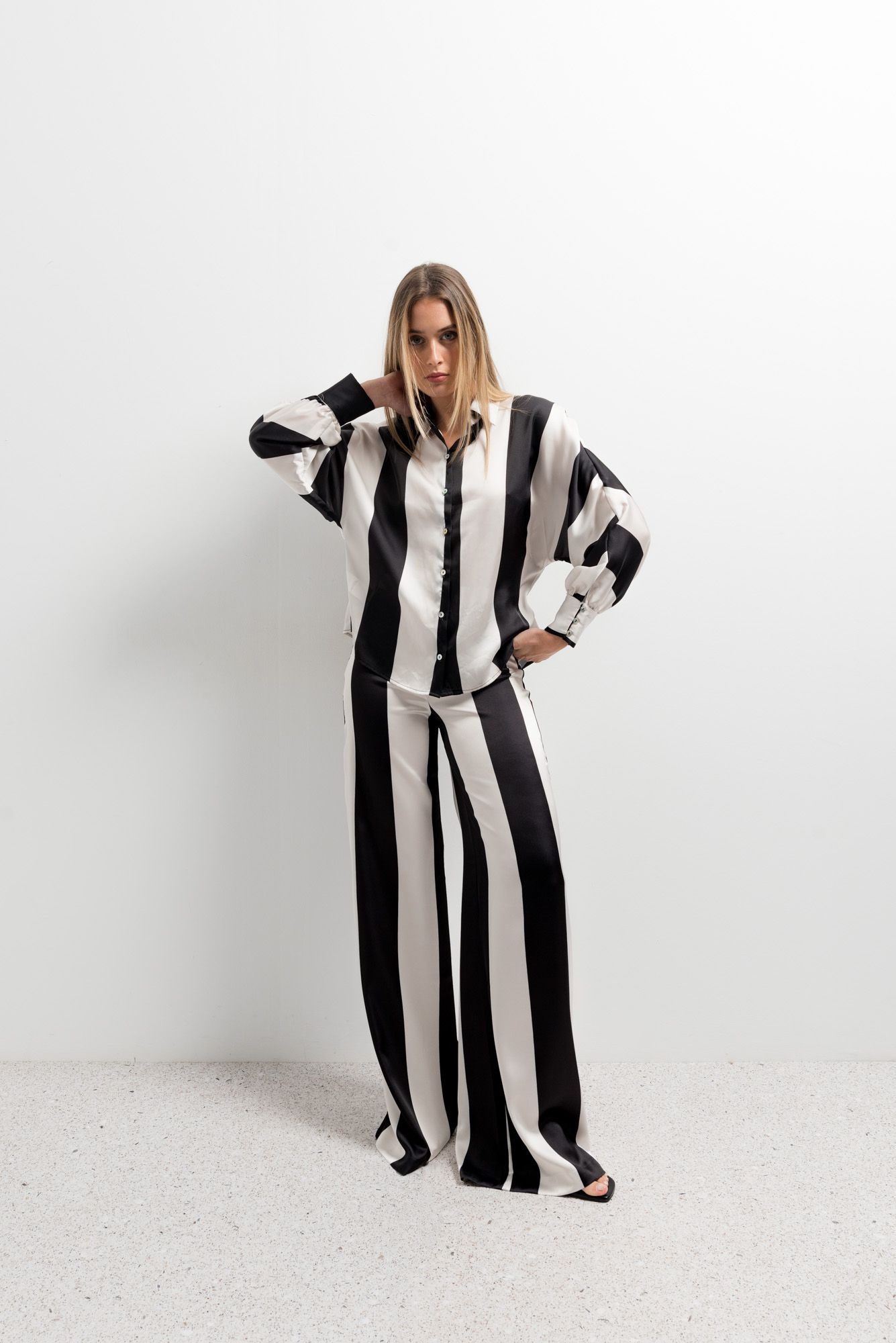 Pantalón para mujer con estampado exclusivo en tonos oscuros
