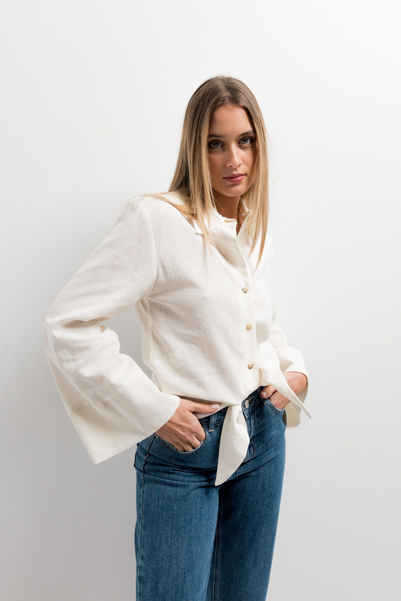 Camisa caqui de lino con nudo diseño español