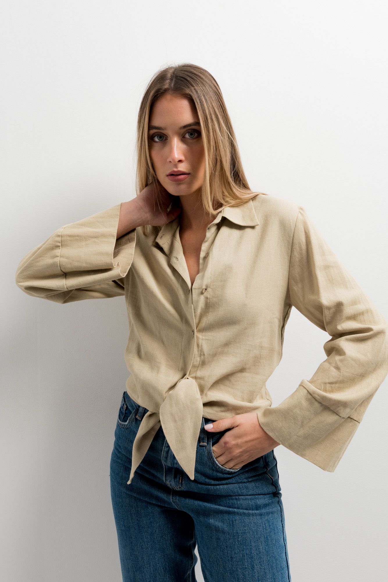 Camisa caqui de lino con nudo diseño español
