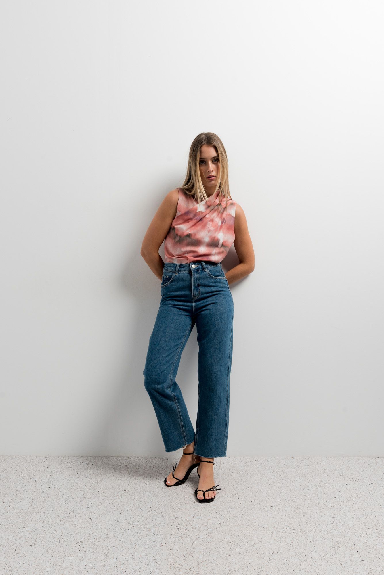 Blusa cruzada con estampado floral rosa para mujer diseño español