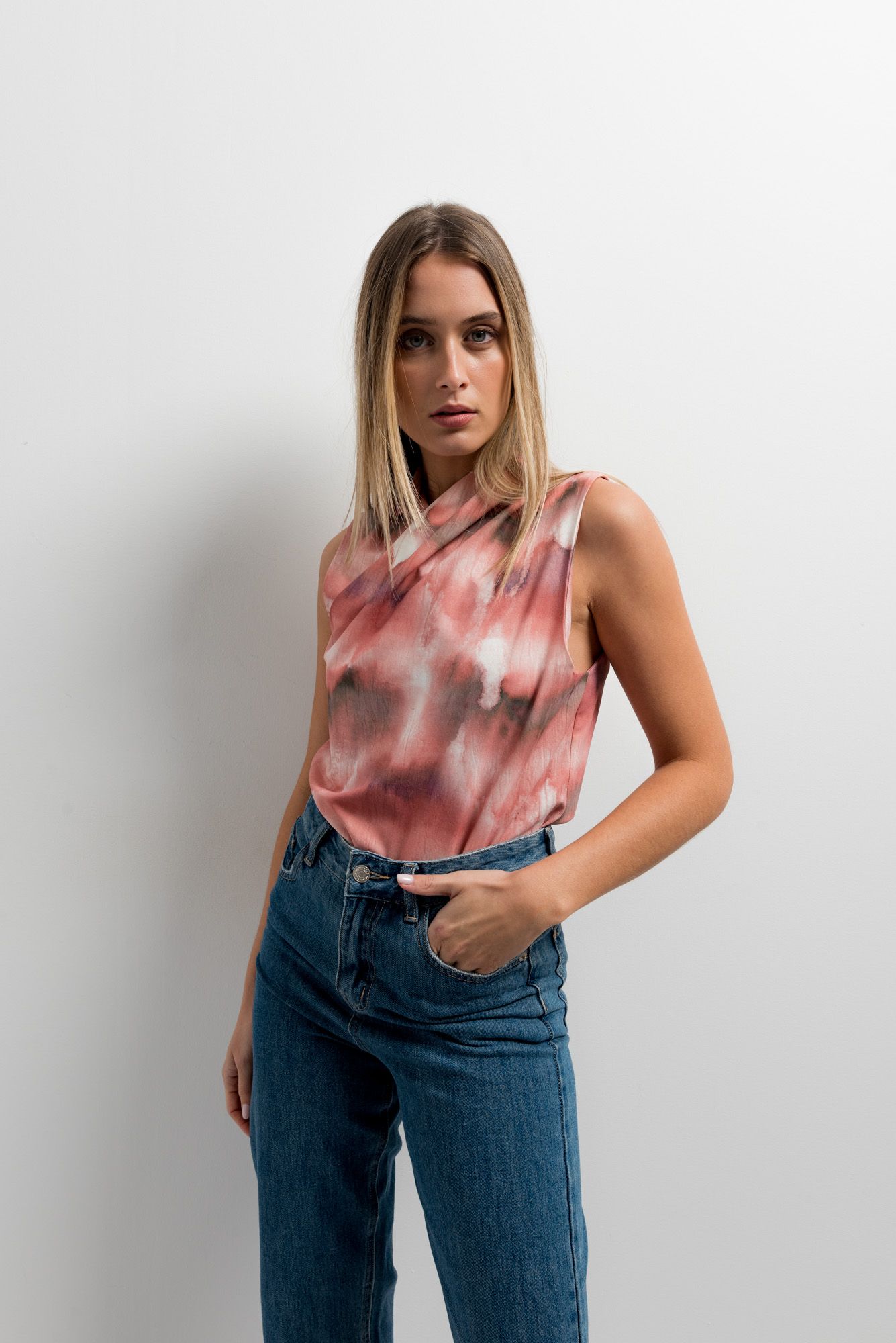 Blusa cruzada con estampado floral rosa para mujer diseño español