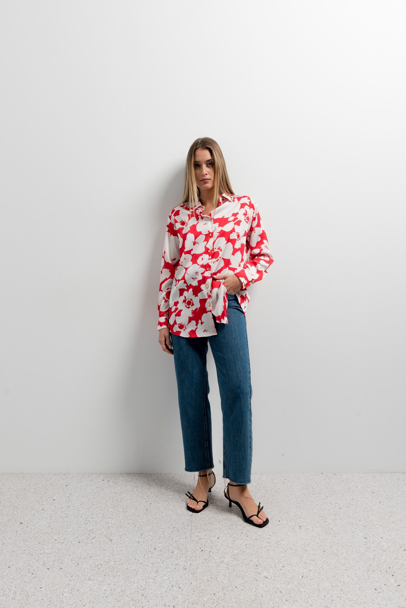Camisa satinada mujer estampado geométrico rojo