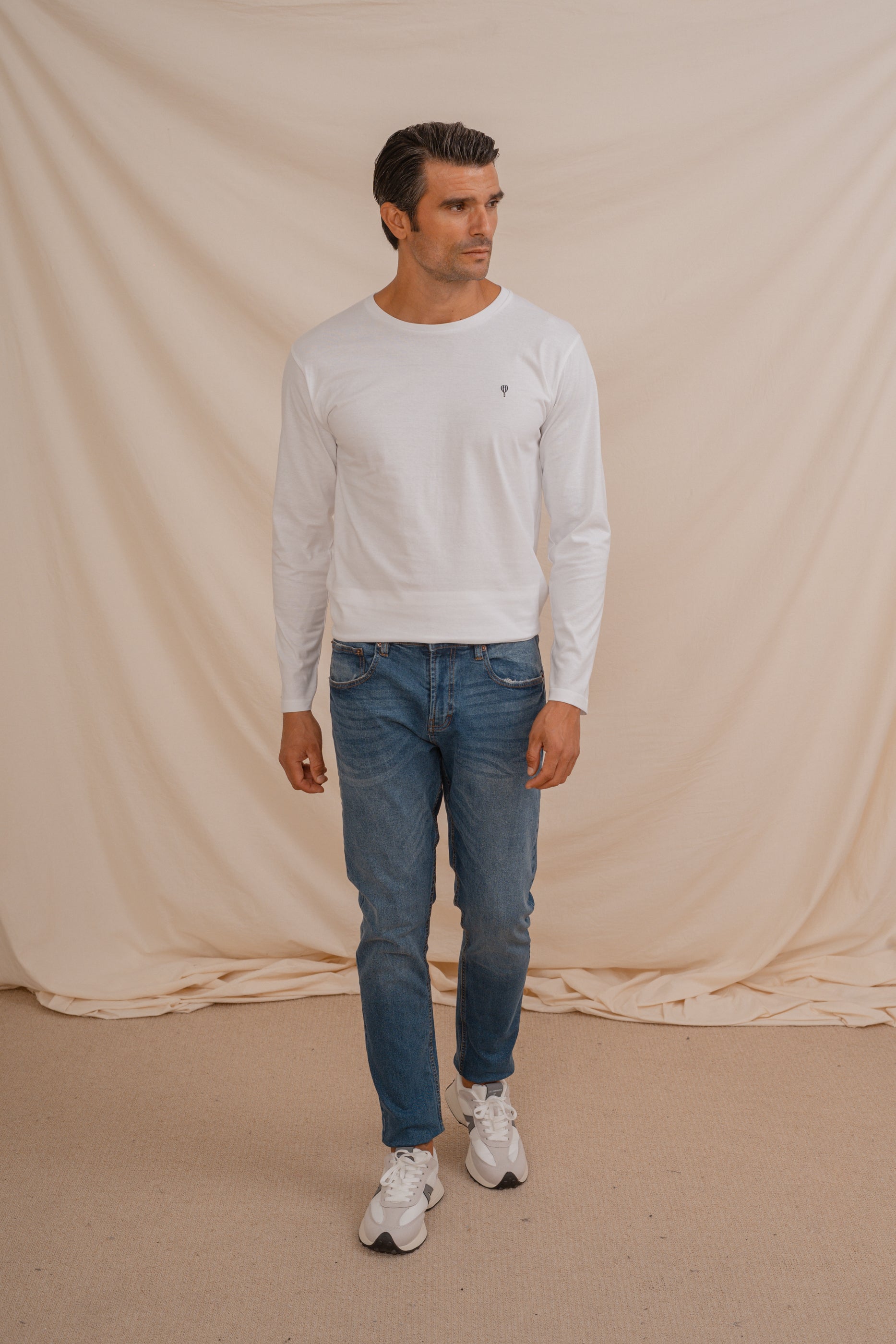 Pantalón vaquero denim slim fit para hombre con pespuntes en tono camel