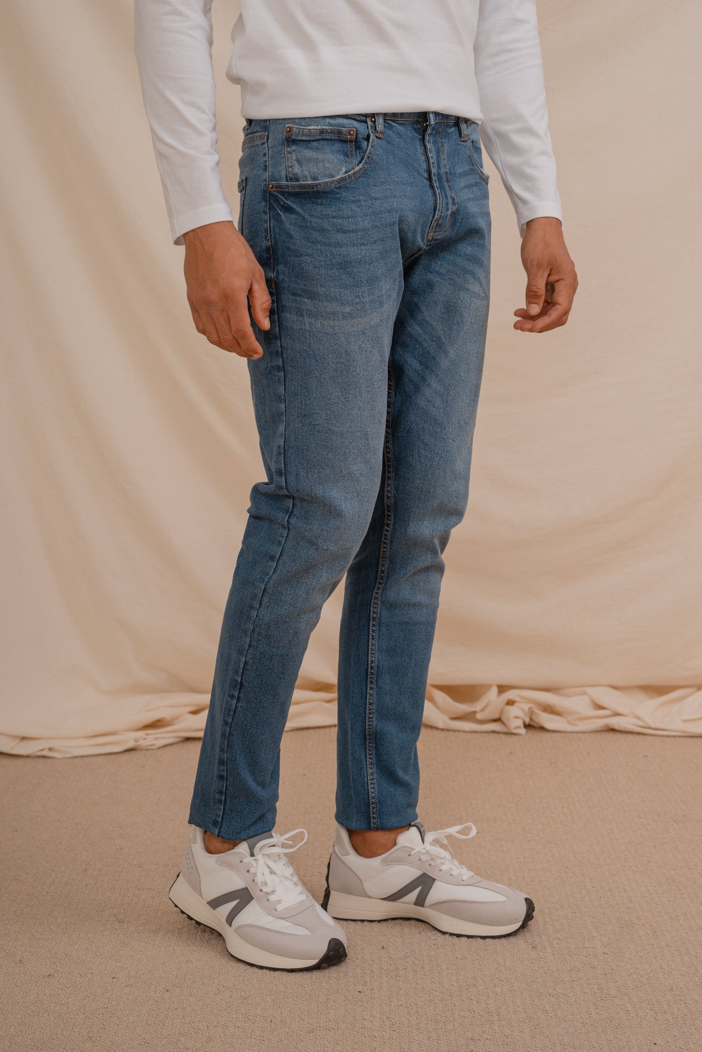 Pantalón vaquero denim slim fit para hombre con pespuntes en tono camel