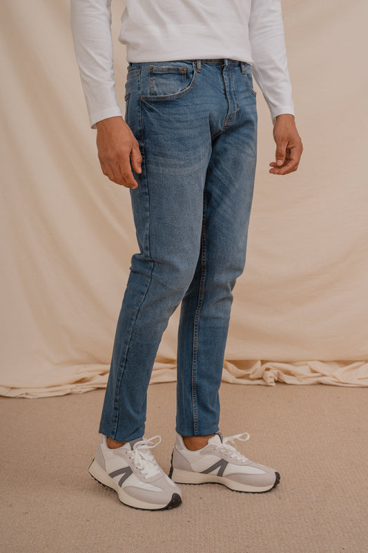 Pantalón vaquero denim slim fit para hombre con pespuntes en tono camel