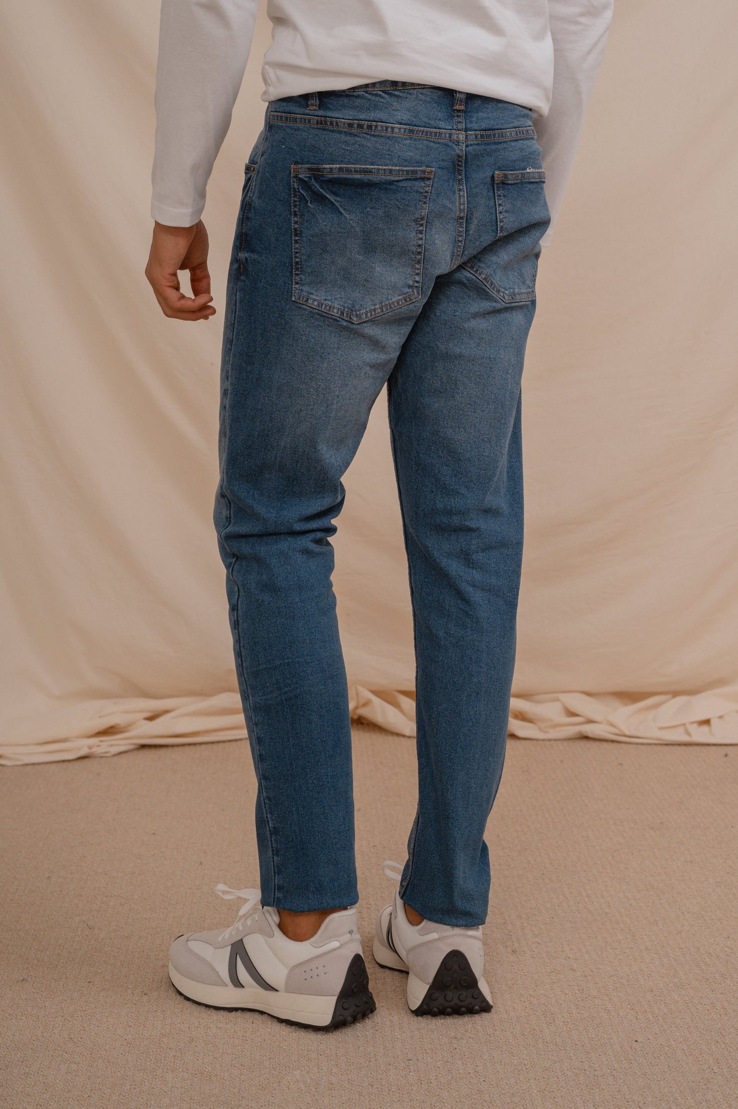 Pantalón vaquero denim slim fit para hombre con pespuntes en tono camel